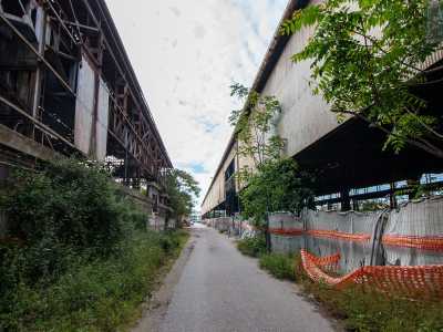 ...anche se ci basta spostarci di qualche passo per renderci conto di essere in una zona perlopi� abbandonata, formata da tre capannoni �fantasma�